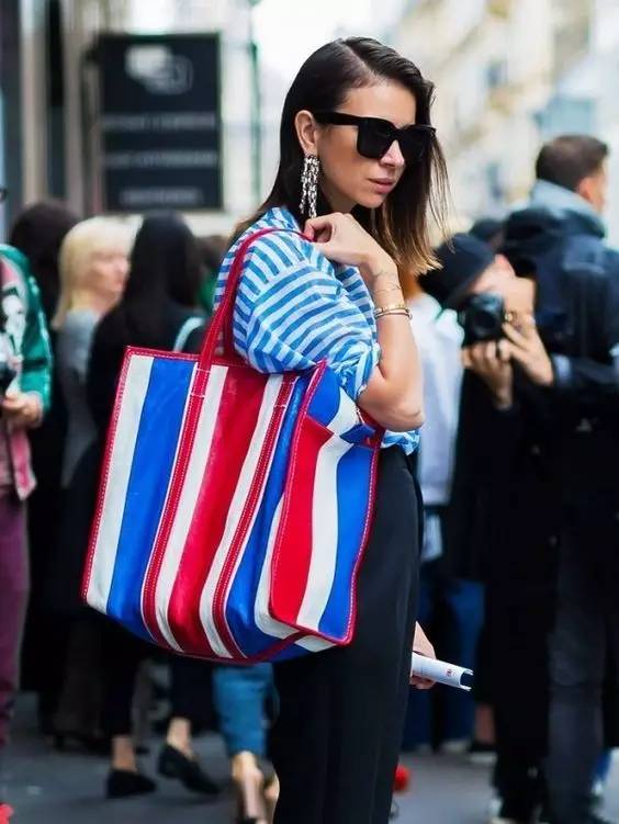 焦糖色大衣搭配什么包包好看,奢品包包如何穿搭