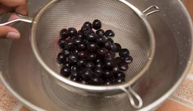 苹果切开后会氧化有什么办法,苹果切开久了变色还能吃吗