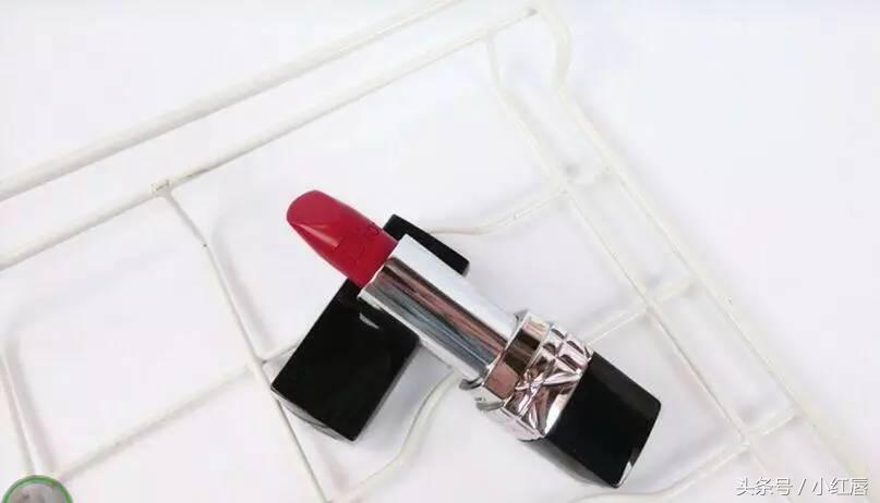 今年第一支口红ysl,迪奥口红999滋润颜色和普通正红色