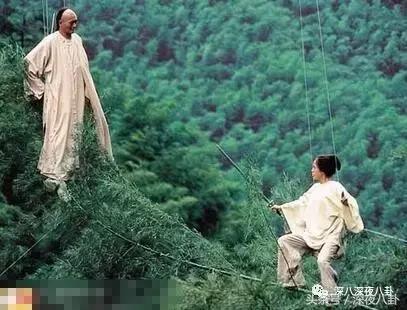 增肥减肥、带大姨妈跳冰湖、拍打戏骨折，众多工种里当艺人最吃力