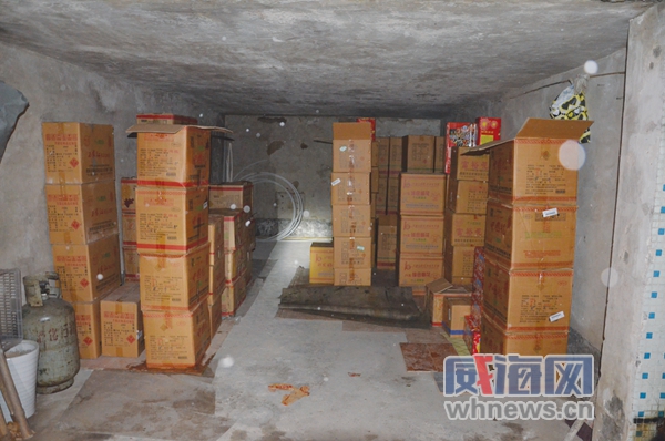 男子囤9箱烟花被举报,私贩爆竹烟花被抓