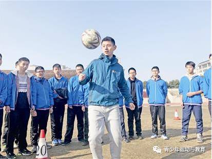 赴法体育老师谈足球：法国小学生学的国内高中才教