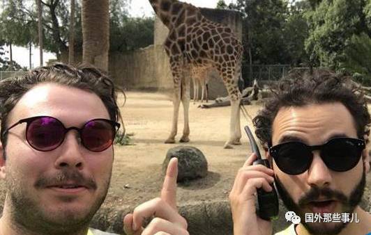 国外男子穿反光背心冒充工作人员 免费进入各种收费场所，竟都成功了