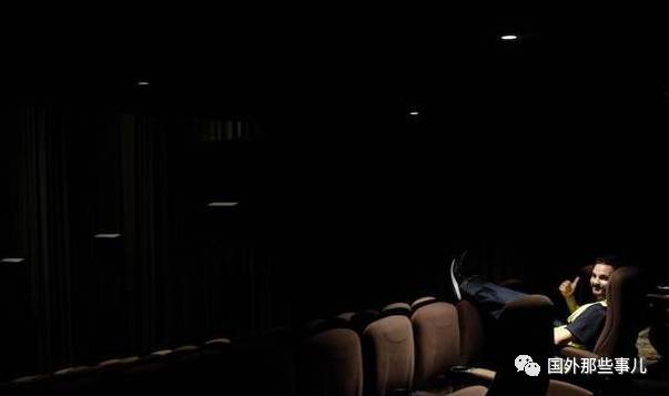 国外男子穿反光背心冒充工作人员 免费进入各种收费场所，竟都成功了