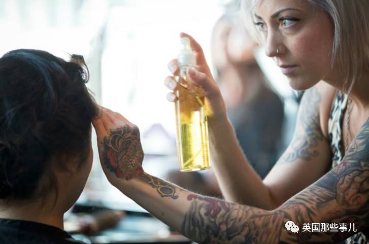 这群美发师不会向你推销会员卡，她们找你套近乎，很可能是要救你的命