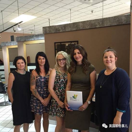 这群美发师不会向你推销会员卡，她们找你套近乎，很可能是要救你的命