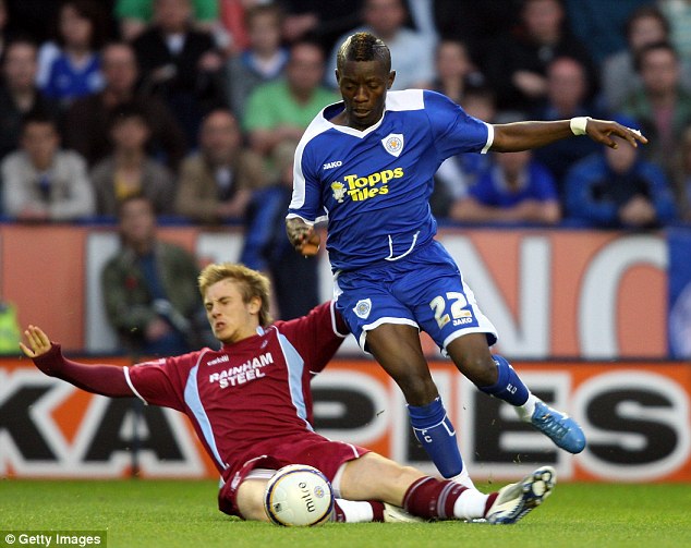 孩子踢球被老人打,孩子踢球被打