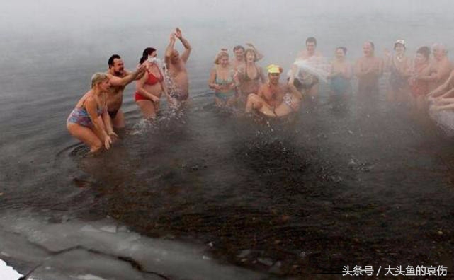 农村办婚礼，只服俄罗斯这群男女，零下30度光穿比基尼！