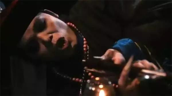 鬼咬鬼僵尸吸的什么,鬼咬鬼抽烟的僵尸