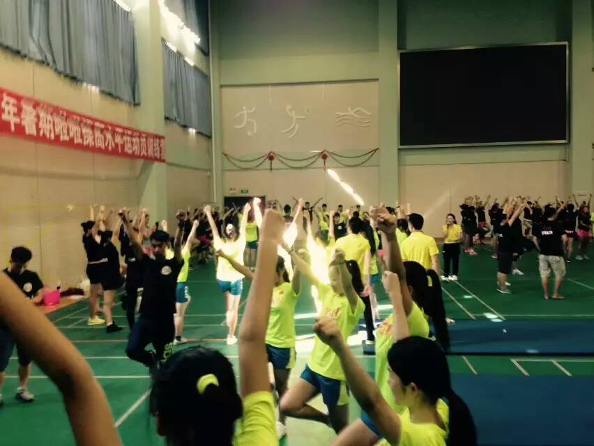 小学足球啦啦操完整版,实验小学足球队啦啦操