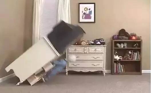 同一款柜子压死3个宝宝？这个细节妈妈们要关注啦！