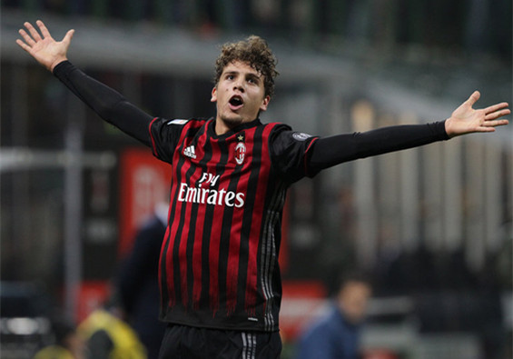 张玉宁奇迹复出,张玉宁19岁代表国家队进球视频