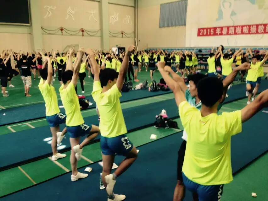 小学足球啦啦操完整版,实验小学足球队啦啦操