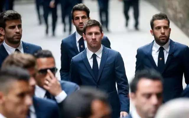 踢足球是真的帅,足球运动员帅气西装照