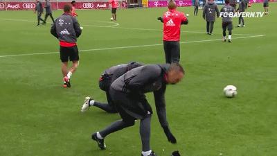 拜仁赛前点名穆勒,拜仁训练头球视频