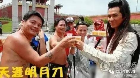 增肥减肥、带大姨妈跳冰湖、拍打戏骨折，众多工种里当艺人最吃力