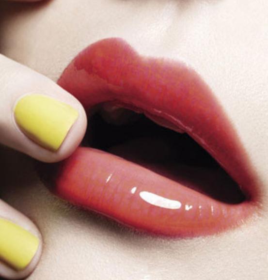 小孩嘴唇干裂是什么原因引起的,嘴唇干裂起皮鼻孔也干是什么原因