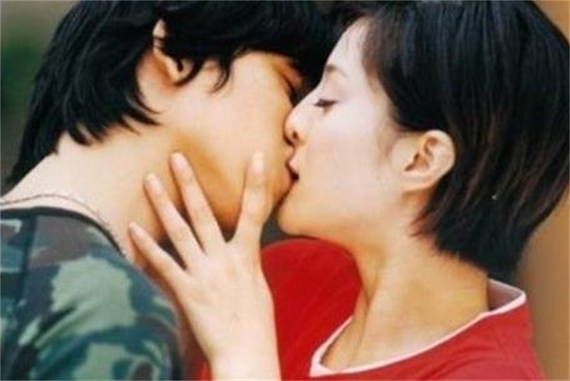 8大当红女星的“处女吻”，赵丽颖杨幂郑爽居然被他夺走初吻