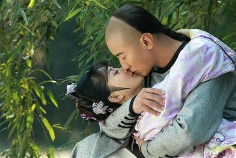 8大当红女星的“处女吻”，赵丽颖杨幂郑爽居然被他夺走初吻