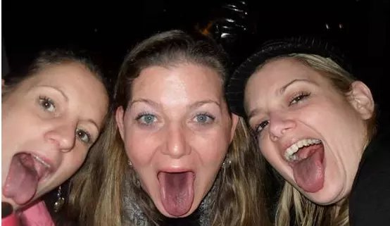 喝葡萄酒嘴唇变黑是假酒吗,葡萄酒嘴唇染色是假酒吗