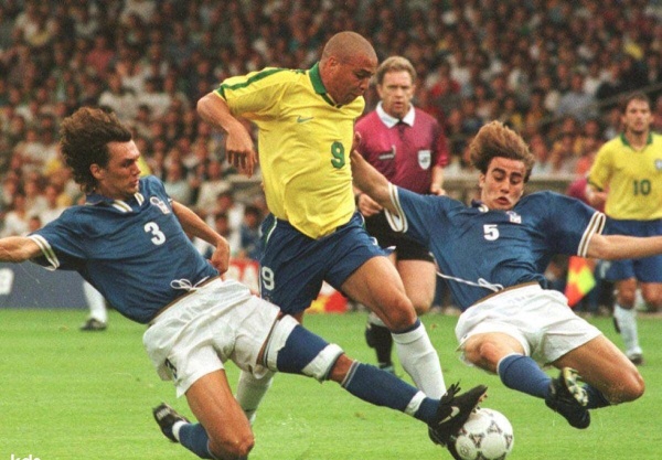 足球世界杯经典铲球视频,足球历史上最伟大的100个扑救