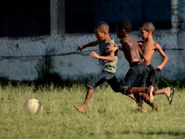 踢足球的你要看清残酷事实,踢足球的人真的厉害吗