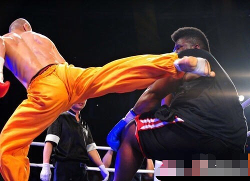 一龙重拳889磅接近泰森，虐400斤美保镖，11秒KO法冠军