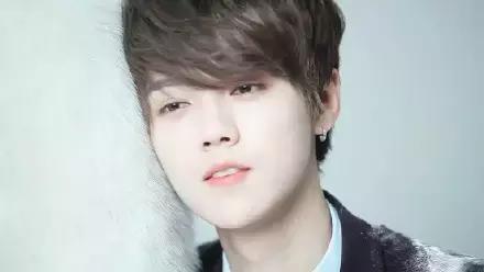 鹿晗蜡像被亲掉一层皮,鹿晗蜡像被迷妹亲掉一层皮