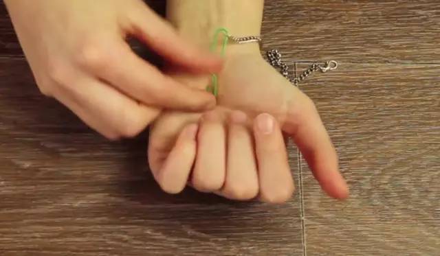 手链自己戴超难扣,手链s扣怎么戴上去不容易掉