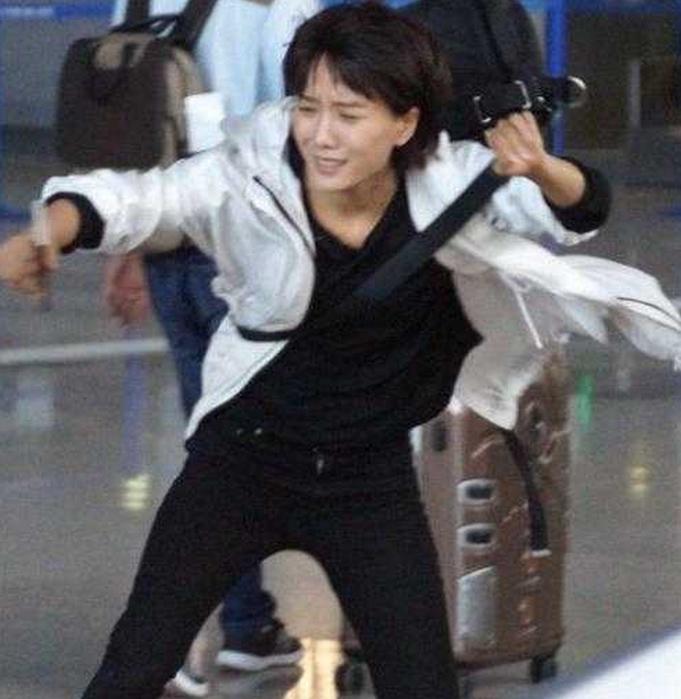 胡歌摔倒全过程,胡歌摔倒视频