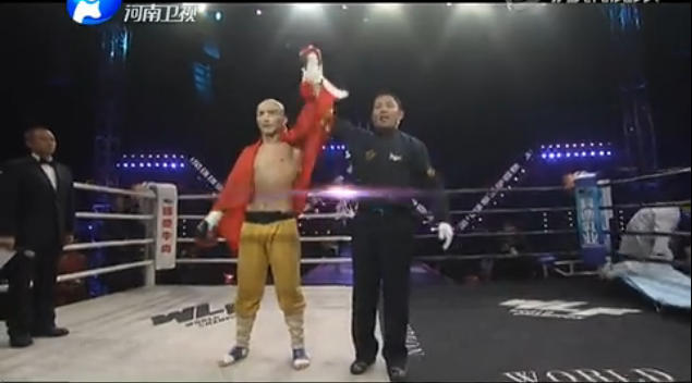 一龙重拳889磅接近泰森，虐400斤美保镖，11秒KO法冠军