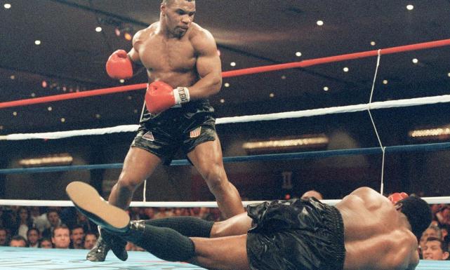 一龙重拳889磅接近泰森，虐400斤美保镖，11秒KO法冠军