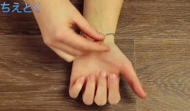 手链自己戴超难扣,手链s扣怎么戴上去不容易掉