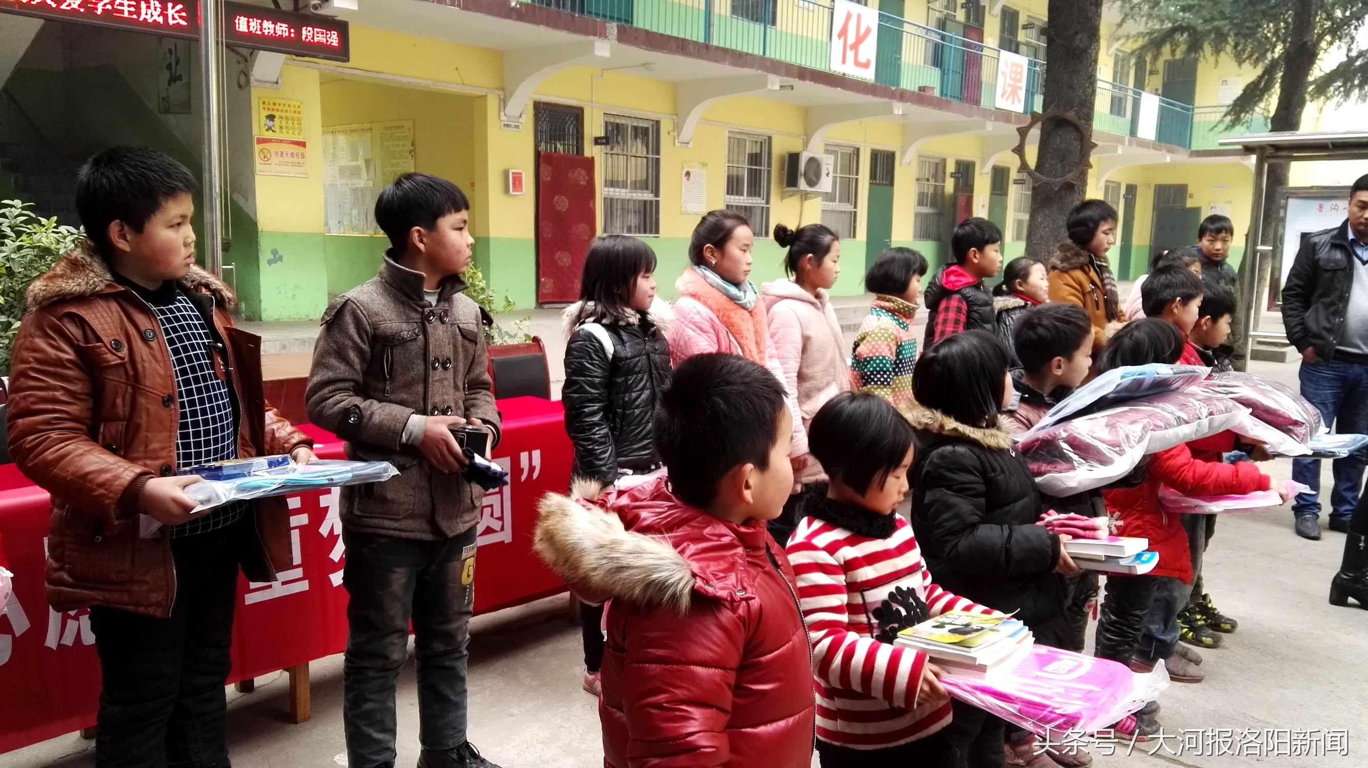 跑了大半个洛阳城买礼物—拿到新年礼物,孩子们笑了,家长却哭了