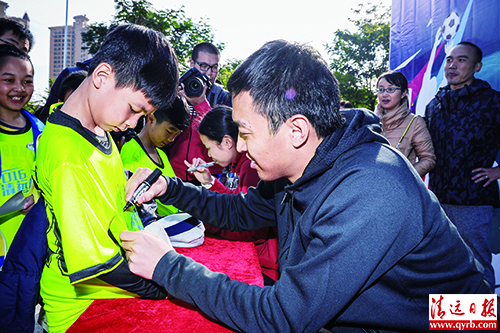 市长开球凤翔五十“小将”大胜俩“国脚”