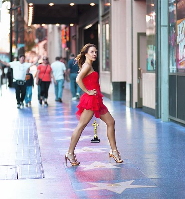 这个自创“马赛克”举重*法大**的美女，吊着各样重物环游了世界