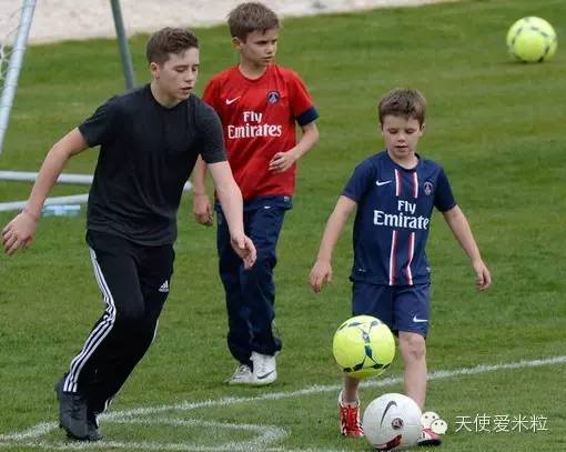 贝克汉姆一家度假最新,贝克汉姆一家六口颜值逆天