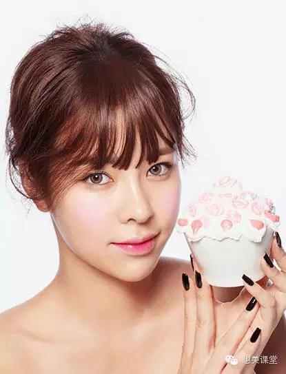 蜜桃色和杏粉色腮红,薰衣草色腮红是收缩色还是膨胀色