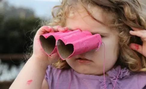 城会玩！这个妈妈卫生纸卷筒这么用，省下了一半玩具钱！