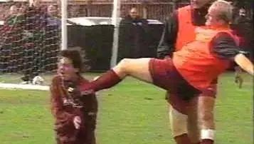 绿茵场上大规模冲突,足球内讧合集