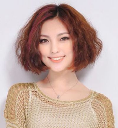 国字脸头发怎么剪好看,50-60岁国字脸女性适合中短的发型