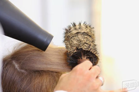 洗完头如何恢复原有发型电吹风为啥无可取代？