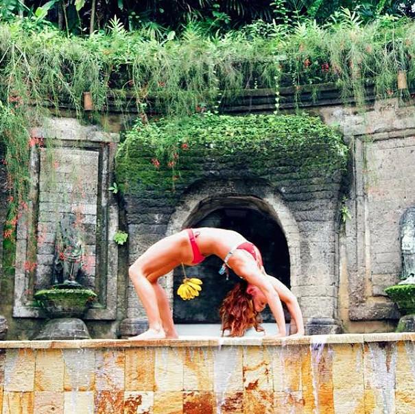 这个自创“马赛克”举重*法大**的美女，吊着各样重物环游了世界