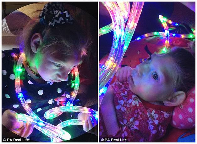 这位妈妈有两个患小头症的女儿，她家的画风是这样的