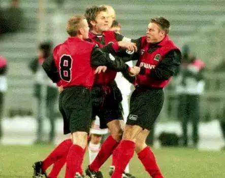 绿茵场上大规模冲突,足球内讧合集