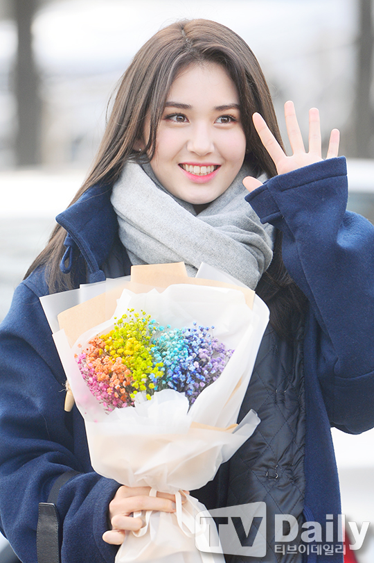 白色小腿袜休闲风穿搭,白色短袜搭运动鞋