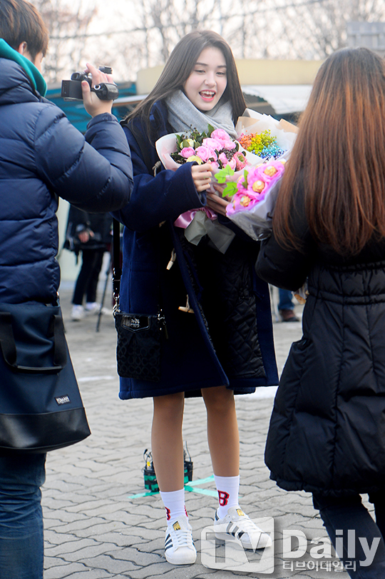 白色小腿袜休闲风穿搭,白色短袜搭运动鞋