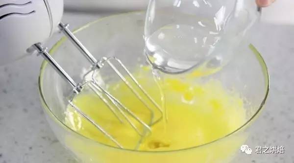 椰子油戚风蛋糕,6寸加8寸椰子油戚风蛋糕做法