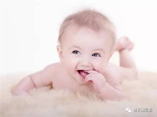 新生儿头睡斜了怎么纠正,新生儿头睡歪了怎么办能长好吗