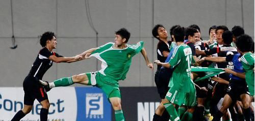 一言不合就大打出手盘点球场上的*力暴**冲突事件